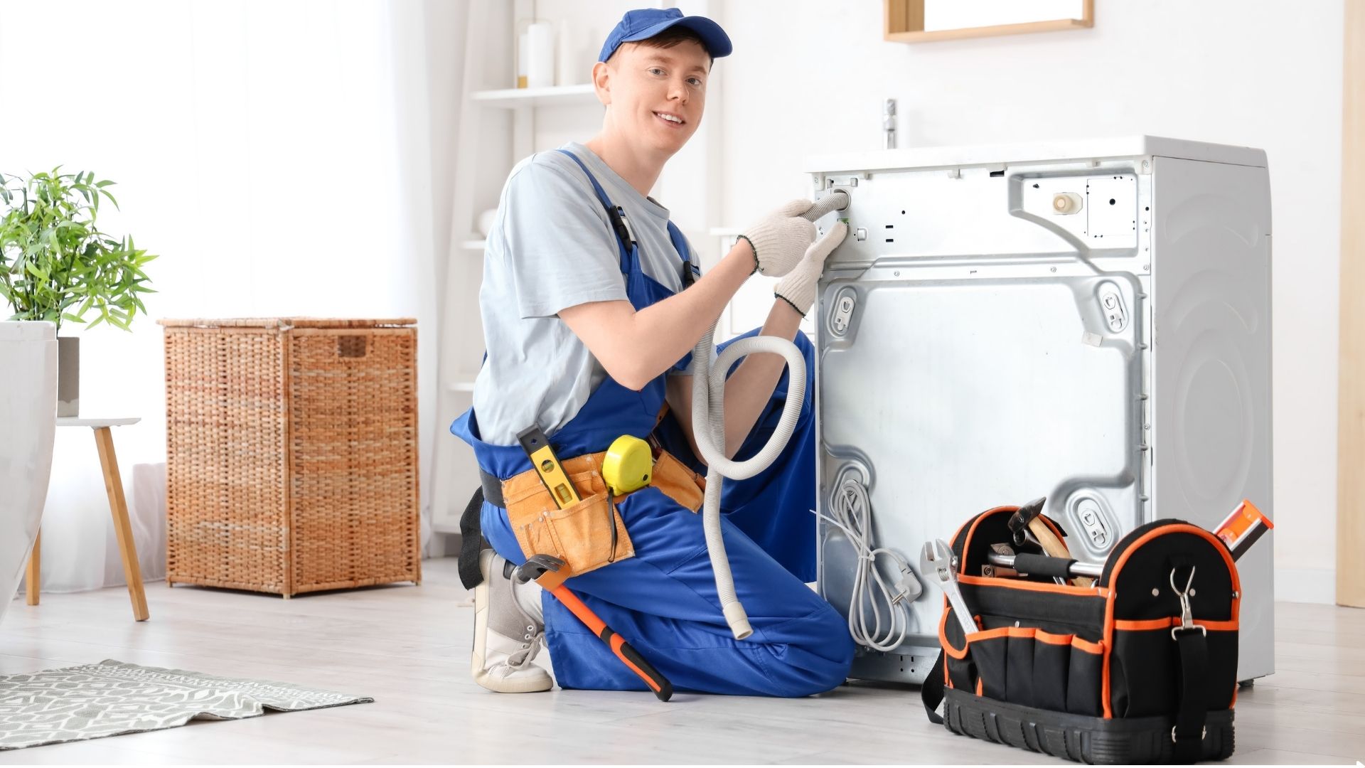 فني يقوم بإصلاح مجفف ملابس